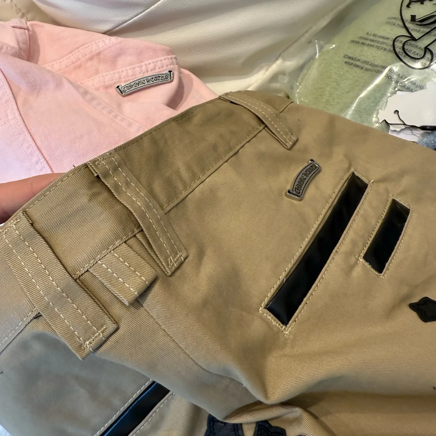 P280 Style number: D310 🔥Chrome Hearts khaki patch leather jeans Size: s-XXL (28 30 32 34 36) Color: Khaki Size reference 28 pants length 100 waist 72 30 pants length 101 waist 76 32 pants length 103 waist 80 34 pants length 104 waist 84 36 pants length 106 waist 88